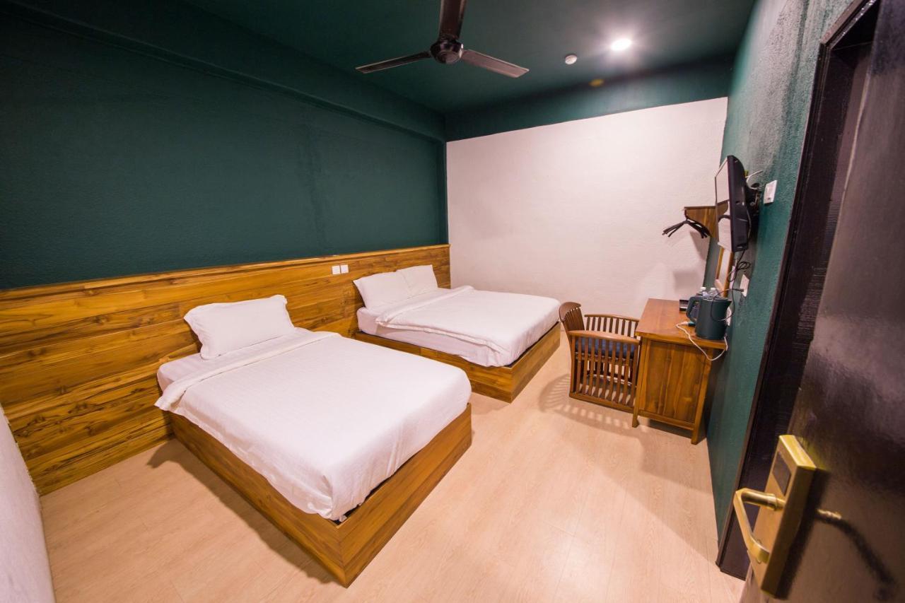 Room V Jalan Sultanah Near Bus Stop Batu Pahat Ngoại thất bức ảnh