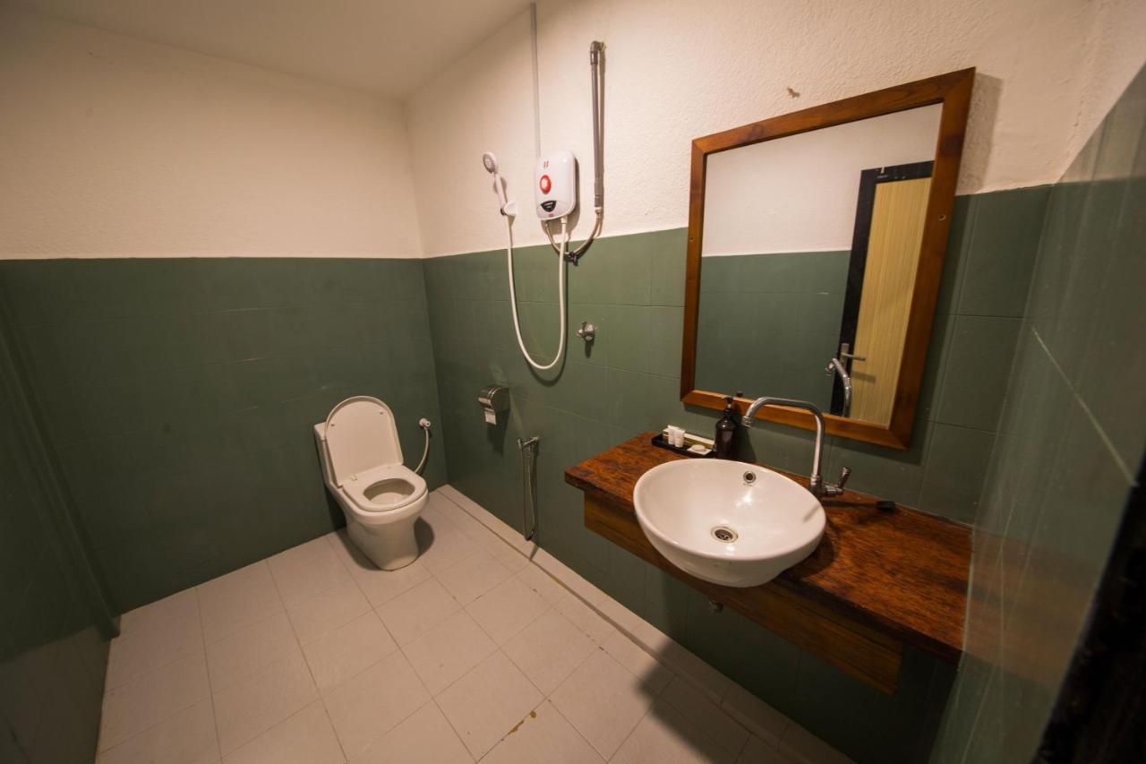 Room V Jalan Sultanah Near Bus Stop Batu Pahat Ngoại thất bức ảnh