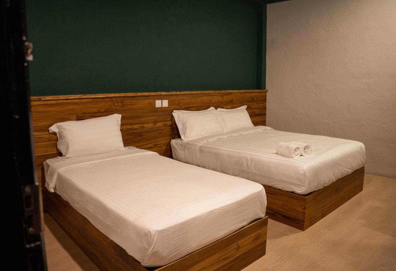 Room V Jalan Sultanah Near Bus Stop Batu Pahat Ngoại thất bức ảnh