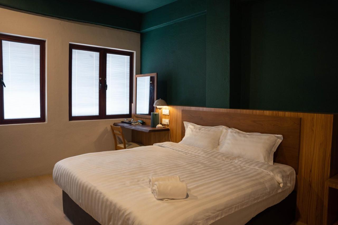 Room V Jalan Sultanah Near Bus Stop Batu Pahat Ngoại thất bức ảnh