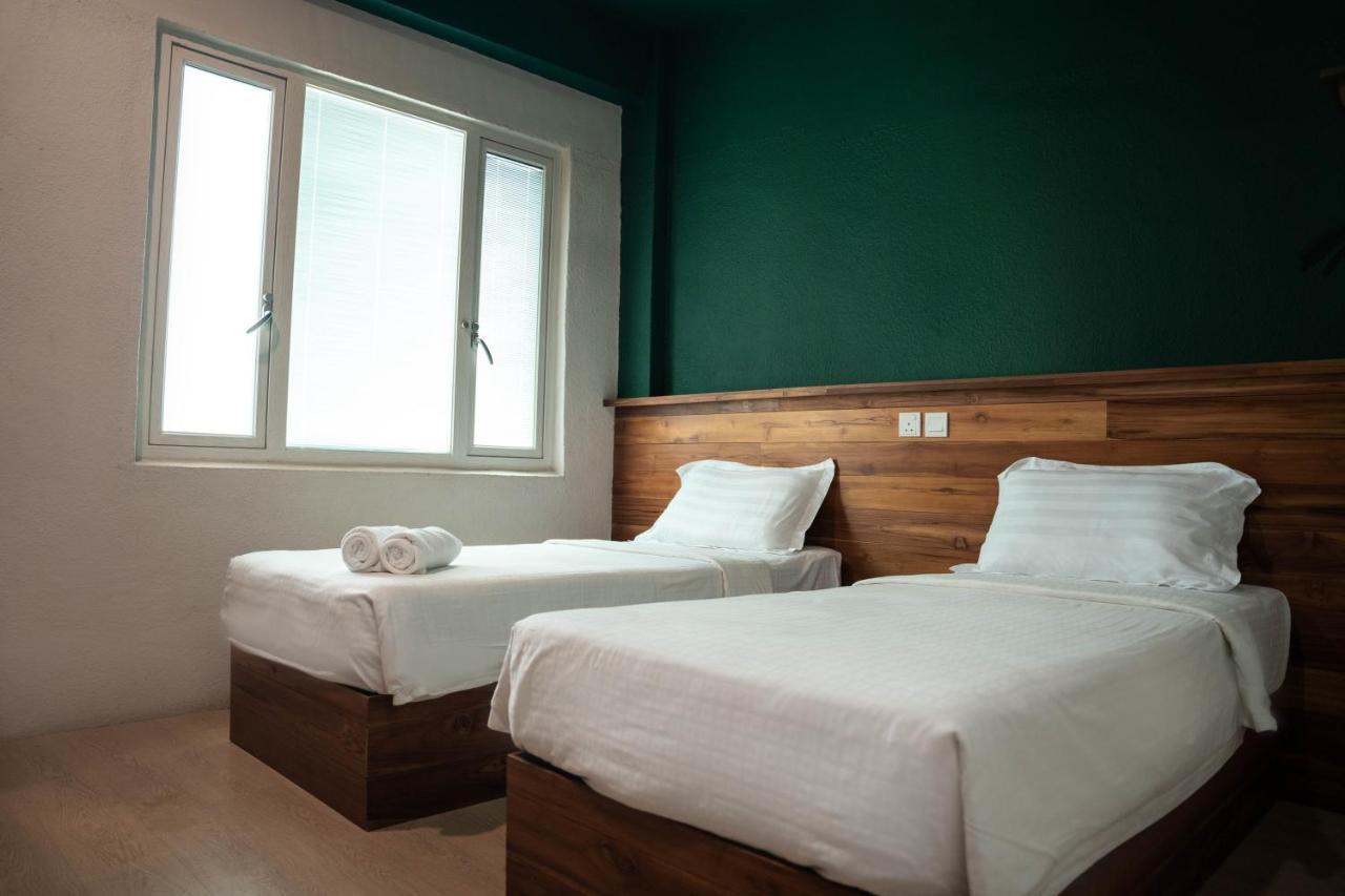 Room V Jalan Sultanah Near Bus Stop Batu Pahat Ngoại thất bức ảnh