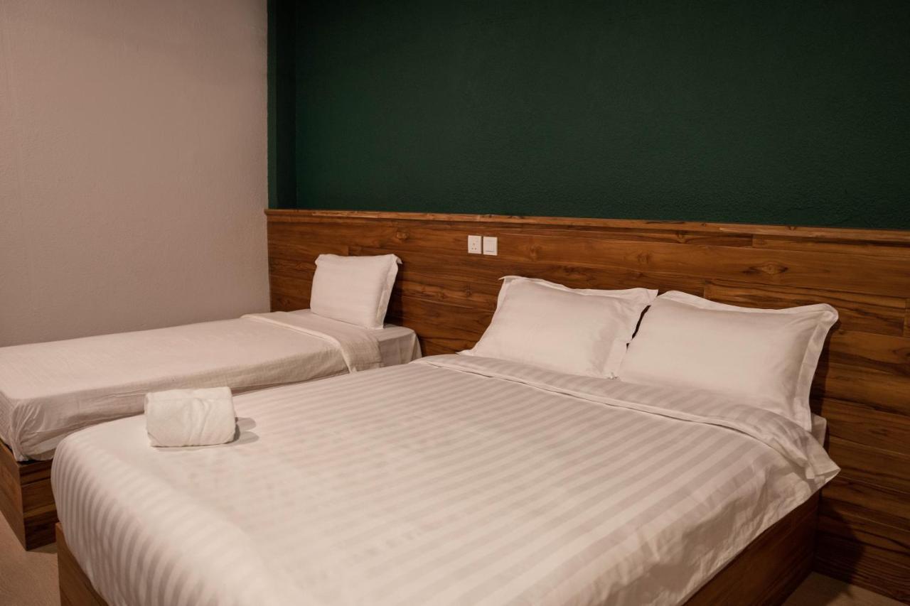 Room V Jalan Sultanah Near Bus Stop Batu Pahat Ngoại thất bức ảnh