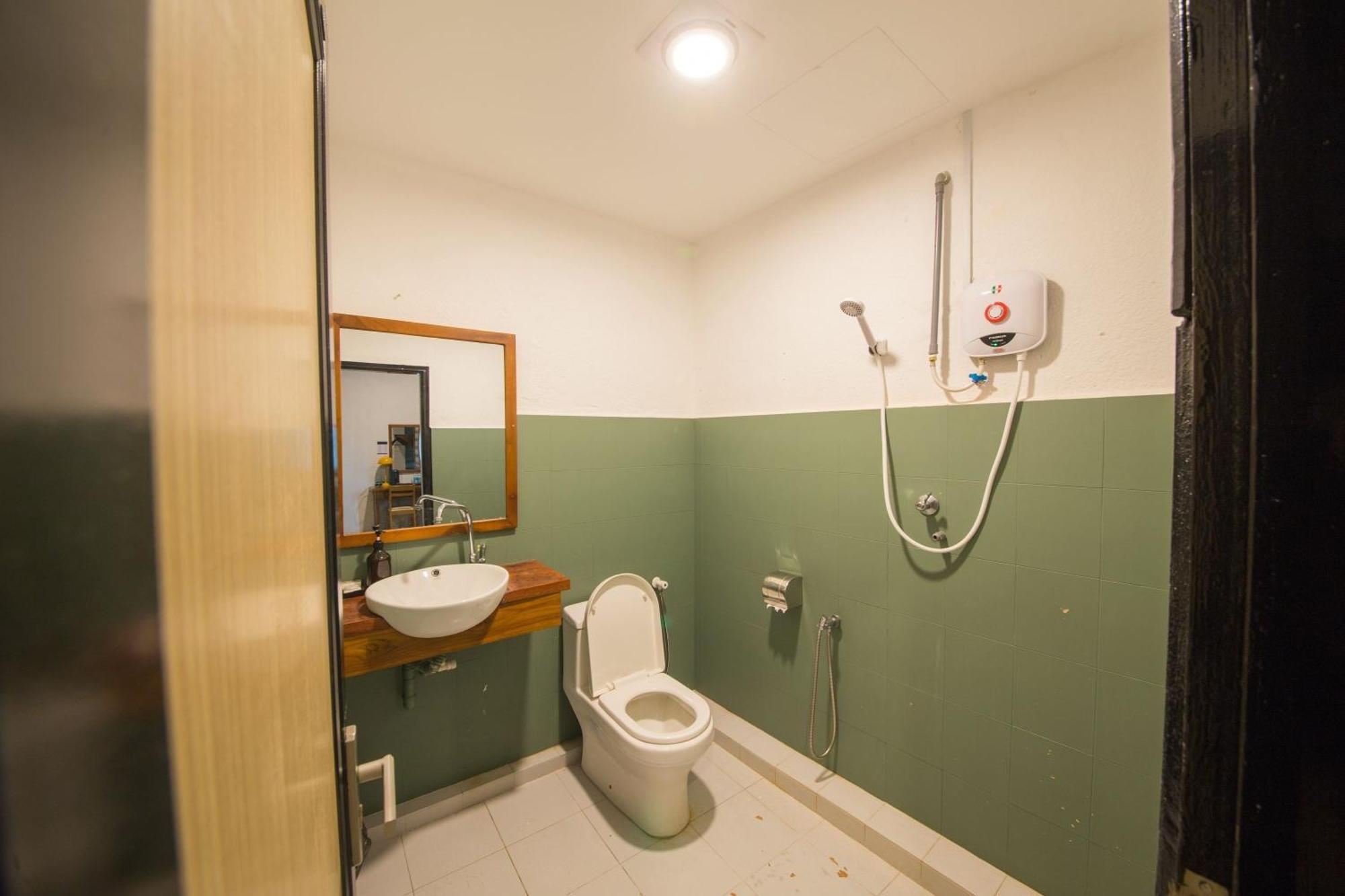 Room V Jalan Sultanah Near Bus Stop Batu Pahat Ngoại thất bức ảnh